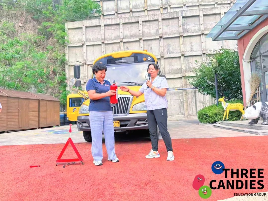 【校園安全】安全乘校車，平安伴我行——三顆糖御景新苑幼兒園校車安全應(yīng)急演練