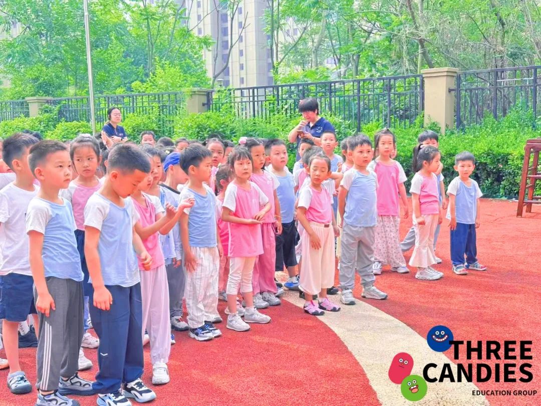 【校園安全】安全乘校車，平安伴我行——三顆糖御景新苑幼兒園校車安全應(yīng)急演練