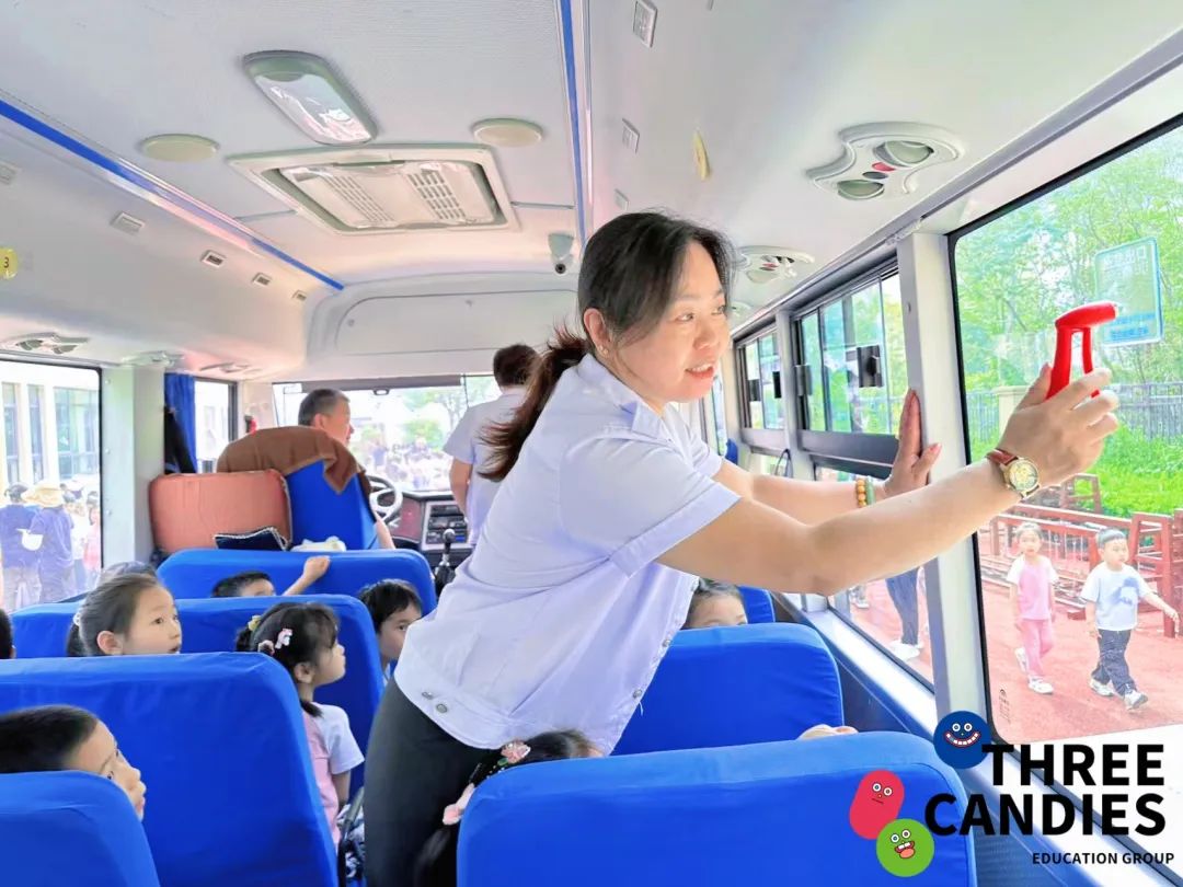 【校園安全】安全乘校車，平安伴我行——三顆糖御景新苑幼兒園校車安全應(yīng)急演練