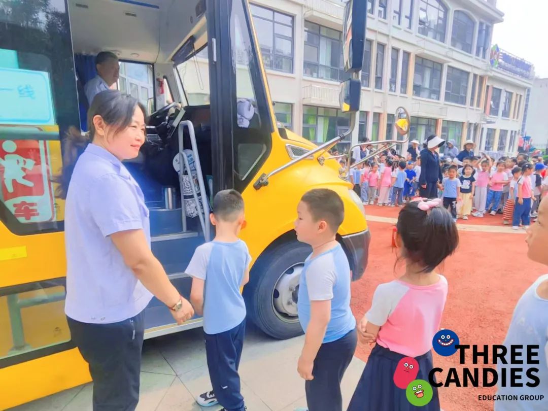 【校園安全】安全乘校車，平安伴我行——三顆糖御景新苑幼兒園校車安全應(yīng)急演練