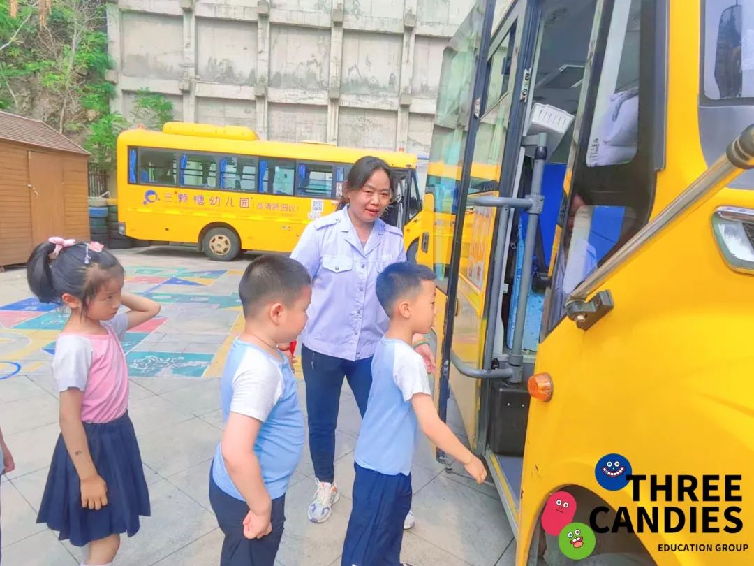 【校園安全】安全乘校車，平安伴我行——三顆糖御景新苑幼兒園校車安全應(yīng)急演練