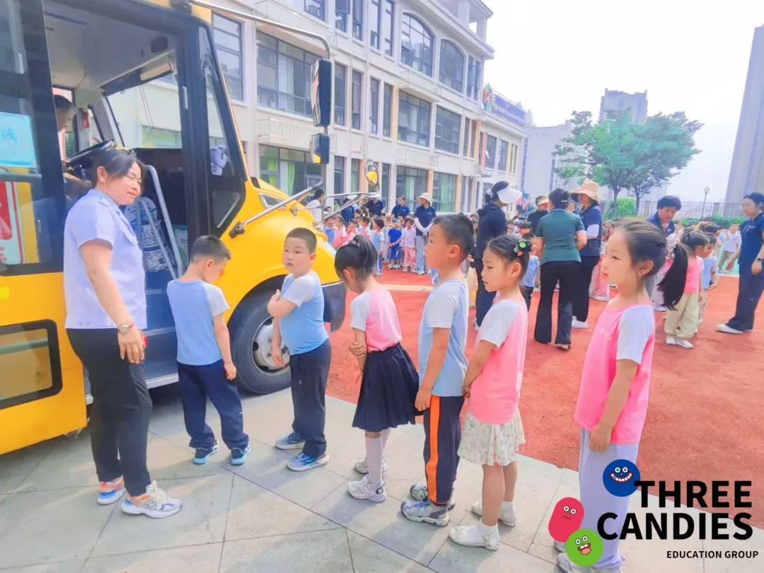 【校園安全】安全乘校車，平安伴我行——三顆糖御景新苑幼兒園校車安全應(yīng)急演練