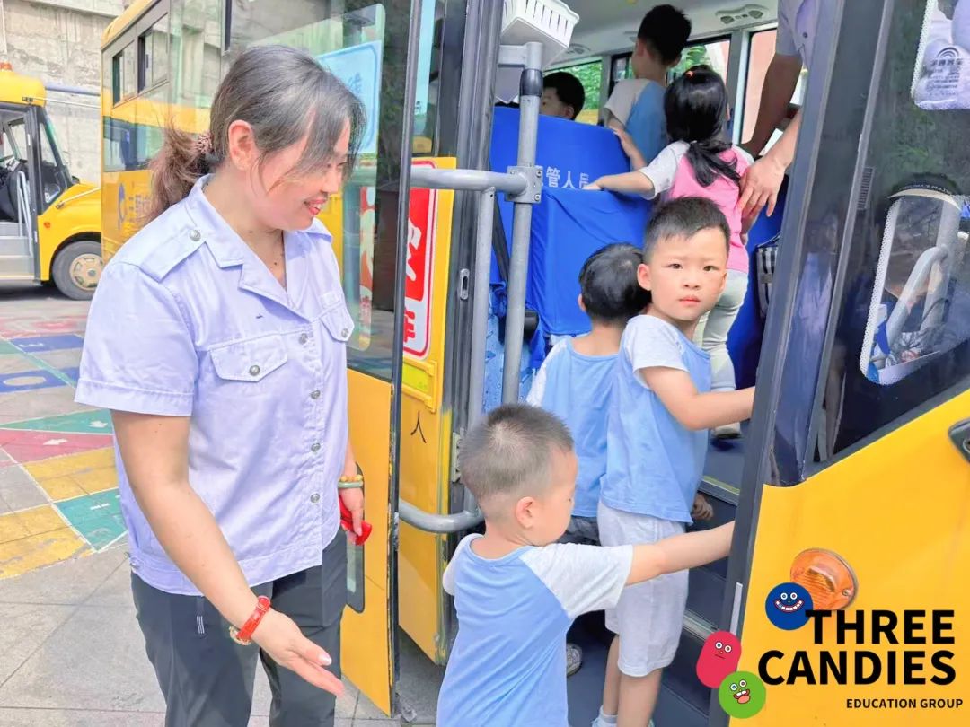 【校園安全】安全乘校車，平安伴我行——三顆糖御景新苑幼兒園校車安全應(yīng)急演練