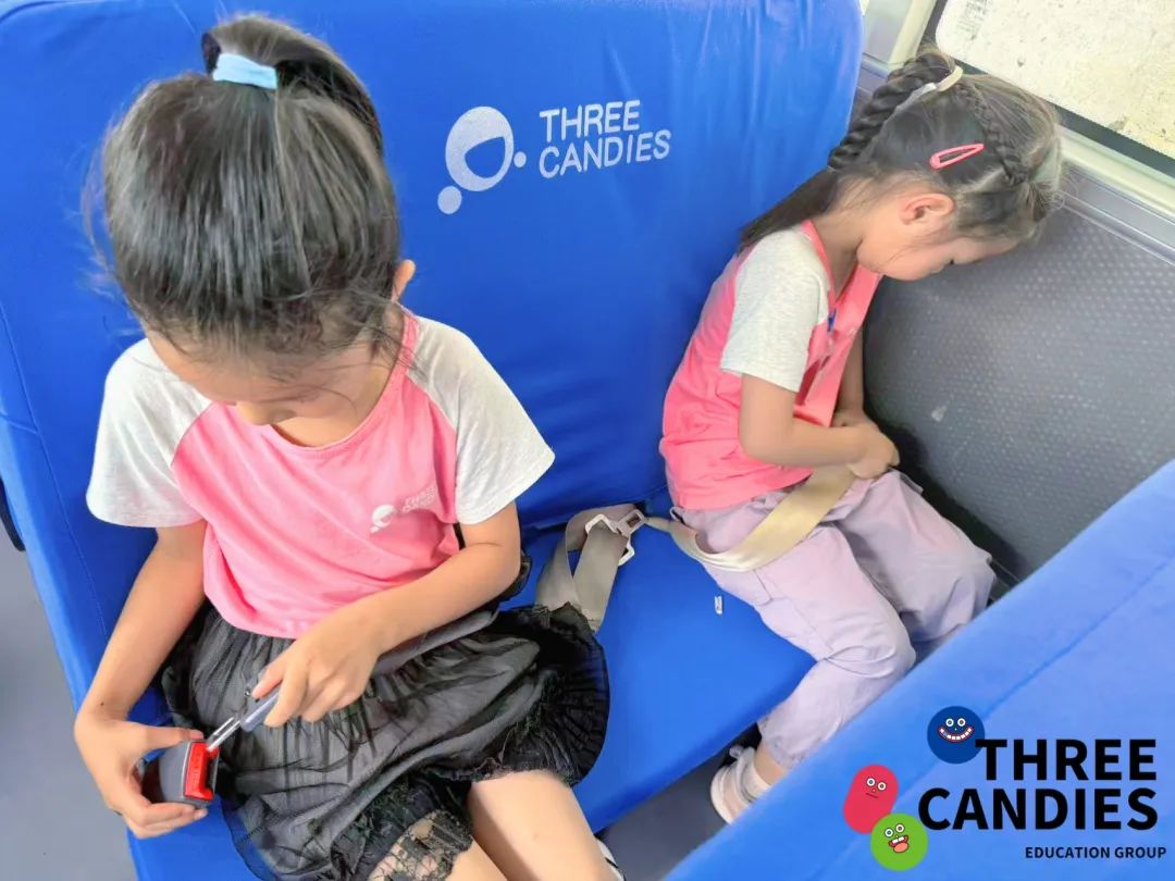 【校園安全】安全乘校車，平安伴我行——三顆糖御景新苑幼兒園校車安全應(yīng)急演練