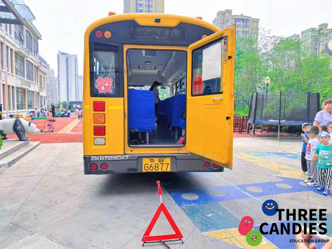 【校園安全】安全乘校車，平安伴我行——三顆糖御景新苑幼兒園校車安全應(yīng)急演練