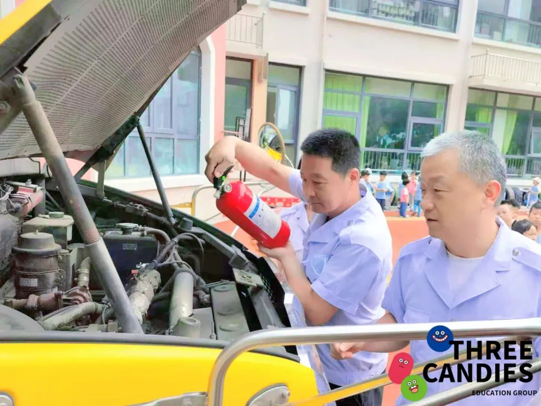 【校園安全】安全乘校車，平安伴我行——三顆糖御景新苑幼兒園校車安全應(yīng)急演練
