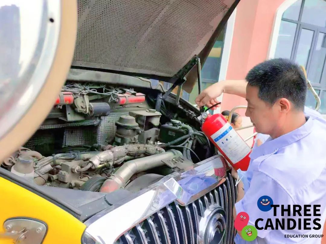 【校園安全】安全乘校車，平安伴我行——三顆糖御景新苑幼兒園校車安全應(yīng)急演練