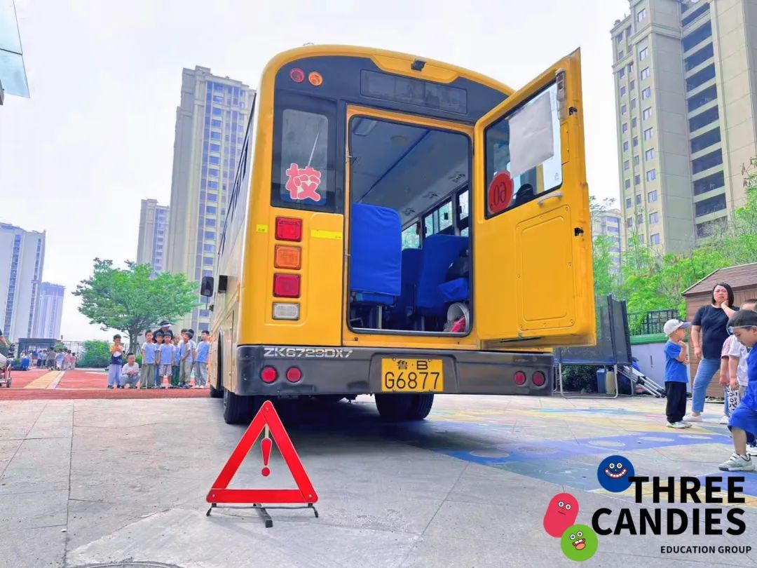 【校園安全】安全乘校車，平安伴我行——三顆糖御景新苑幼兒園校車安全應(yīng)急演練