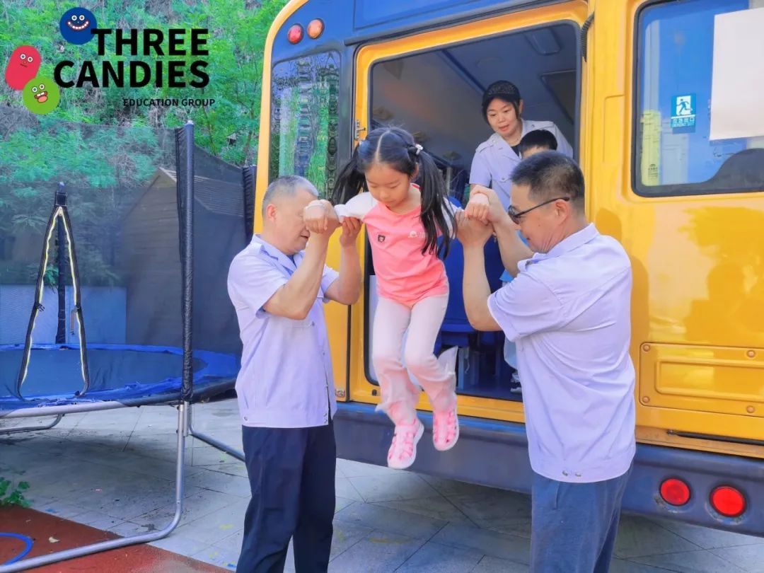 【校園安全】安全乘校車，平安伴我行——三顆糖御景新苑幼兒園校車安全應(yīng)急演練
