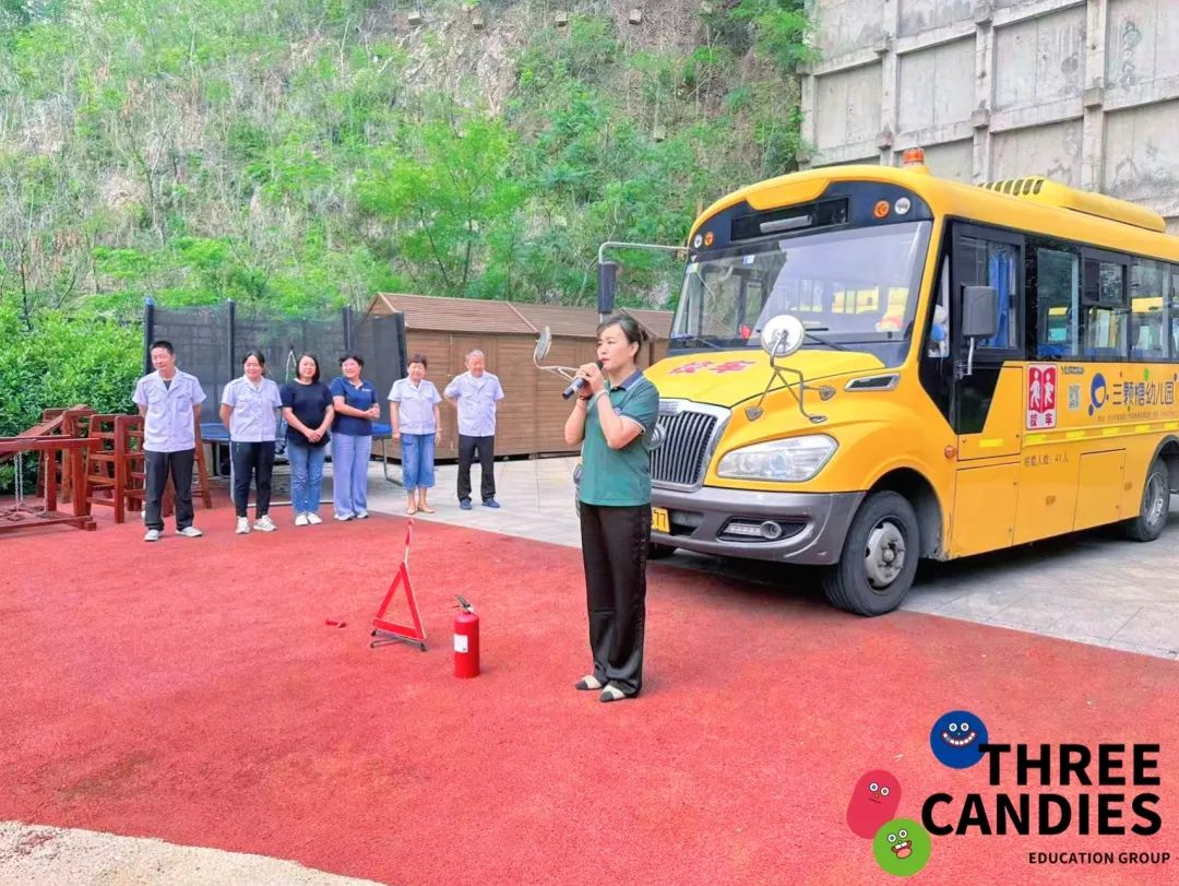 【校園安全】安全乘校車，平安伴我行——三顆糖御景新苑幼兒園校車安全應(yīng)急演練
