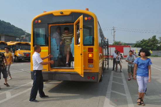 福州定制公交延伸至校車領(lǐng)域 9月1日開(kāi)通8條線路(二) 定制校車開(kāi)展消防演練