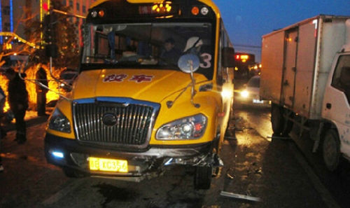 當(dāng)轎車撞上校車 宇通校車用安全回饋國(guó)民信任