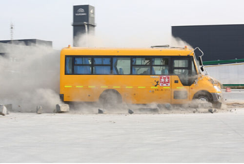 當(dāng)轎車撞上校車 宇通校車用安全回饋國(guó)民信任