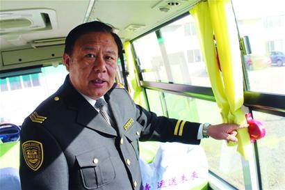 校車安裝自動(dòng)破玻器 遇突發(fā)事件可一鍵引爆 校車安裝自動(dòng)破玻器遇突發(fā)事件司機(jī)可一鍵引爆