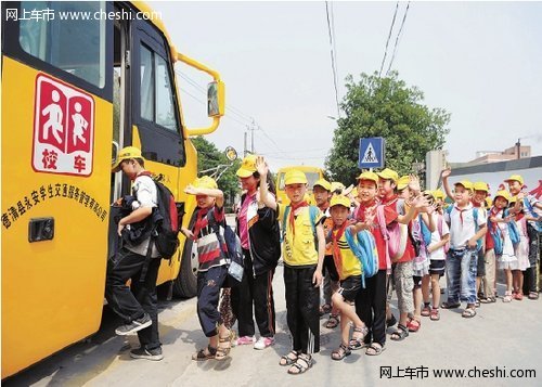 校車司機和校車運營資金或?qū)⒊蔀橛绊懶\嚢l(fā)展的主因/ 學生面臨無校車可坐 沒人愿當校車司機