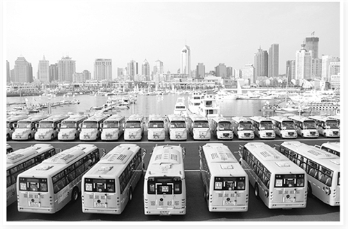 整齊停放在青島市奧帆中心的交運(yùn)溫馨校車。