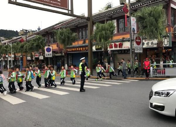 遵義紅花崗區(qū)交警大隊(duì):“警·隊(duì)”相連 愛心相護(hù) 遵義紅花崗區(qū)交警大隊(duì):“警·隊(duì)”相連 愛心相護(hù)