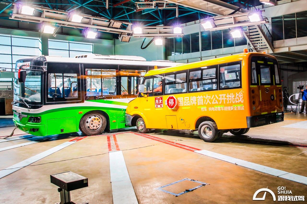 校車與大巴相撞 少林客車玩出新花招 校車與大巴相撞 少林客車玩出新花招