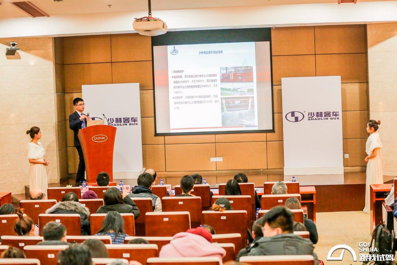 校車與大巴相撞 少林客車玩出新花招 校車與大巴相撞 少林客車玩出新花招