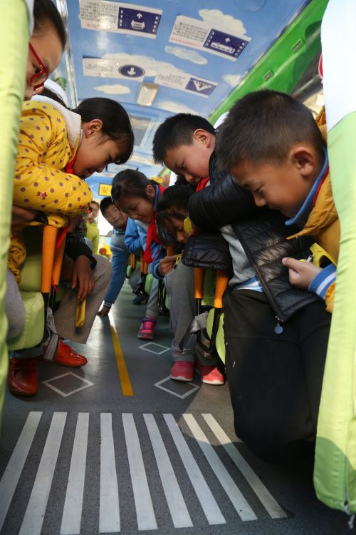 我市首個(gè)流動(dòng)安全體驗(yàn)主題校車揭牌2