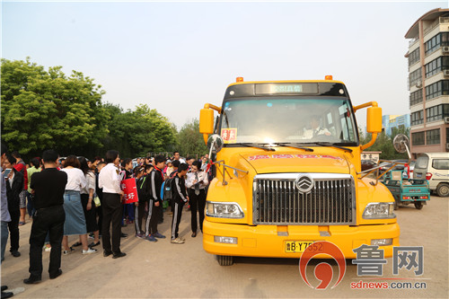 交運(yùn)集團(tuán)關(guān)于規(guī)劃建設(shè)校車(chē)候車(chē)亭的建議/ 交運(yùn)集團(tuán)關(guān)于規(guī)劃建設(shè)校車(chē)候車(chē)亭的建議