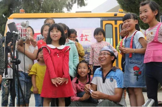 五菱校車(chē)助力發(fā)現(xiàn)之旅第六季走近百城幼教/ 五菱校車(chē)助力發(fā)現(xiàn)之旅第六季走近百城幼教