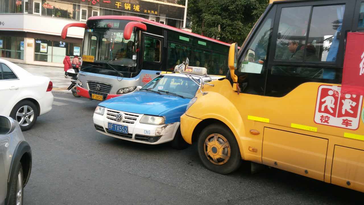 校車遇到線路擁堵，可以繞行嗎？