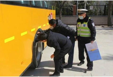 開辟綠色通道、助力校車復(fù)工 威海交警全力做好校車安全管理工作