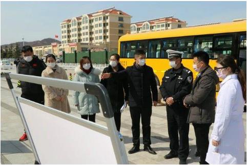 開辟綠色通道、助力校車復(fù)工 威海交警全力做好校車安全管理工作