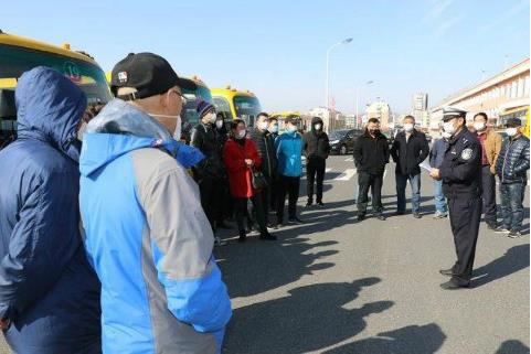 開辟綠色通道、助力校車復(fù)工 威海交警全力做好校車安全管理工作