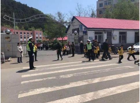 一校一策保安全 吉林省交警全力護(hù)航開(kāi)學(xué) 一校一策保安全 吉林省交警全力護(hù)航開(kāi)學(xué)