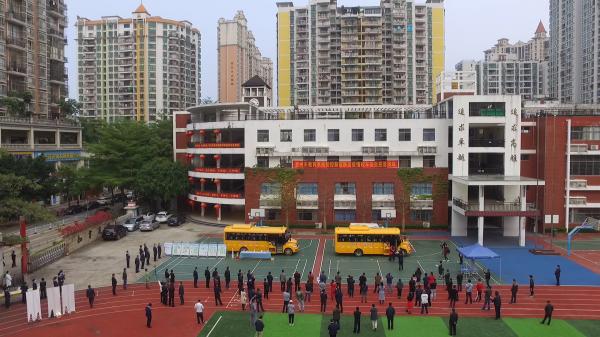 惠州教育系統(tǒng)防疫校車安全應急演練在北師大惠州附屬學校舉行/ 校車安全應急演練現(xiàn)場
