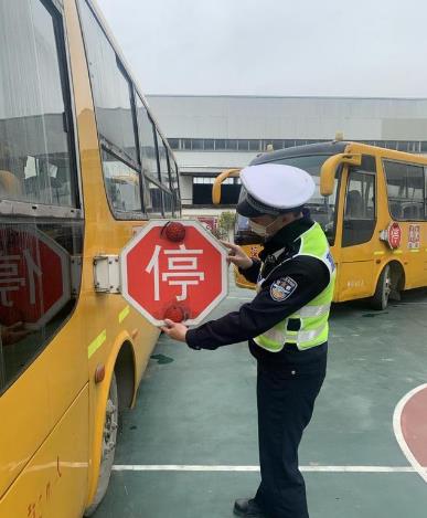 為校車“體檢”加把“安全鎖” 為校車“體檢”加把“安全鎖”