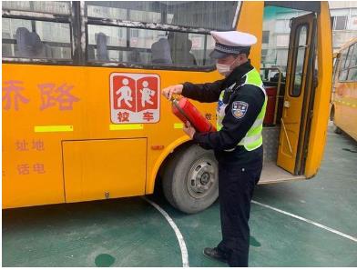 為校車“體檢”加把“安全鎖” 為校車“體檢”加把“安全鎖”