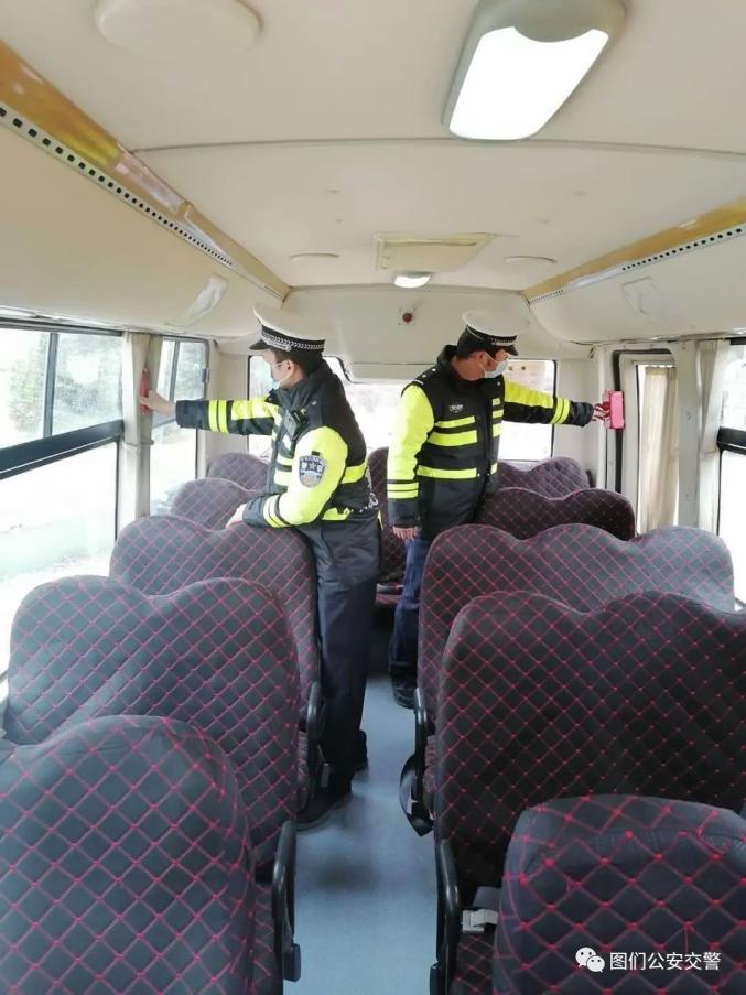圖們公安交警大隊(duì)開展復(fù)學(xué)復(fù)課校車安全大檢查/ 圖們公安交警大隊(duì)開展復(fù)學(xué)復(fù)課校車安全大檢查
