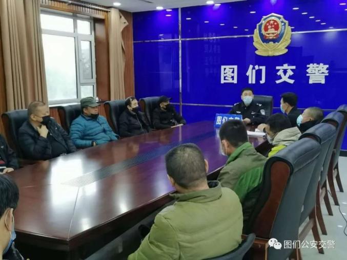 圖們公安交警大隊(duì)開展復(fù)學(xué)復(fù)課校車安全大檢查/ 圖們公安交警大隊(duì)開展復(fù)學(xué)復(fù)課校車安全大檢查