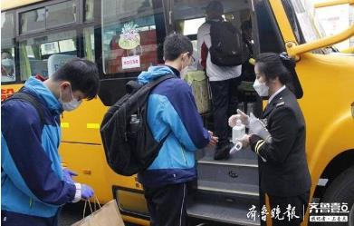 開學(xué)護航｜專人專車專線專座，交運八輛“大鼻子”送百余學(xué)子上學(xué)