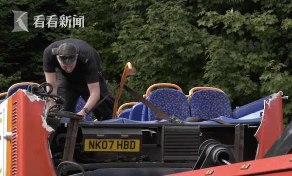 英國(guó)校車(chē)司機(jī)抄近路不顧限高 巴士車(chē)頂全被削掉 英國(guó)校車(chē)司機(jī)抄近路不顧限高 巴士車(chē)頂全被削掉