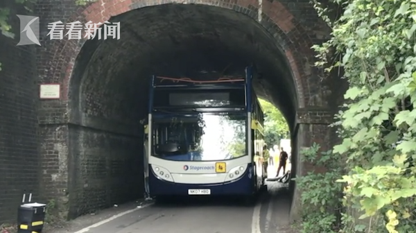 英國(guó)校車(chē)司機(jī)抄近路不顧限高 巴士車(chē)頂全被削掉 英國(guó)校車(chē)司機(jī)抄近路不顧限高 巴士車(chē)頂全被削掉