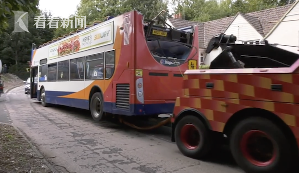 英國(guó)校車(chē)司機(jī)抄近路不顧限高 巴士車(chē)頂全被削掉 英國(guó)校車(chē)司機(jī)抄近路不顧限高 巴士車(chē)頂全被削掉