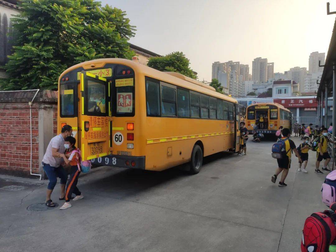 校車(chē)安全行 學(xué)生平安達(dá)