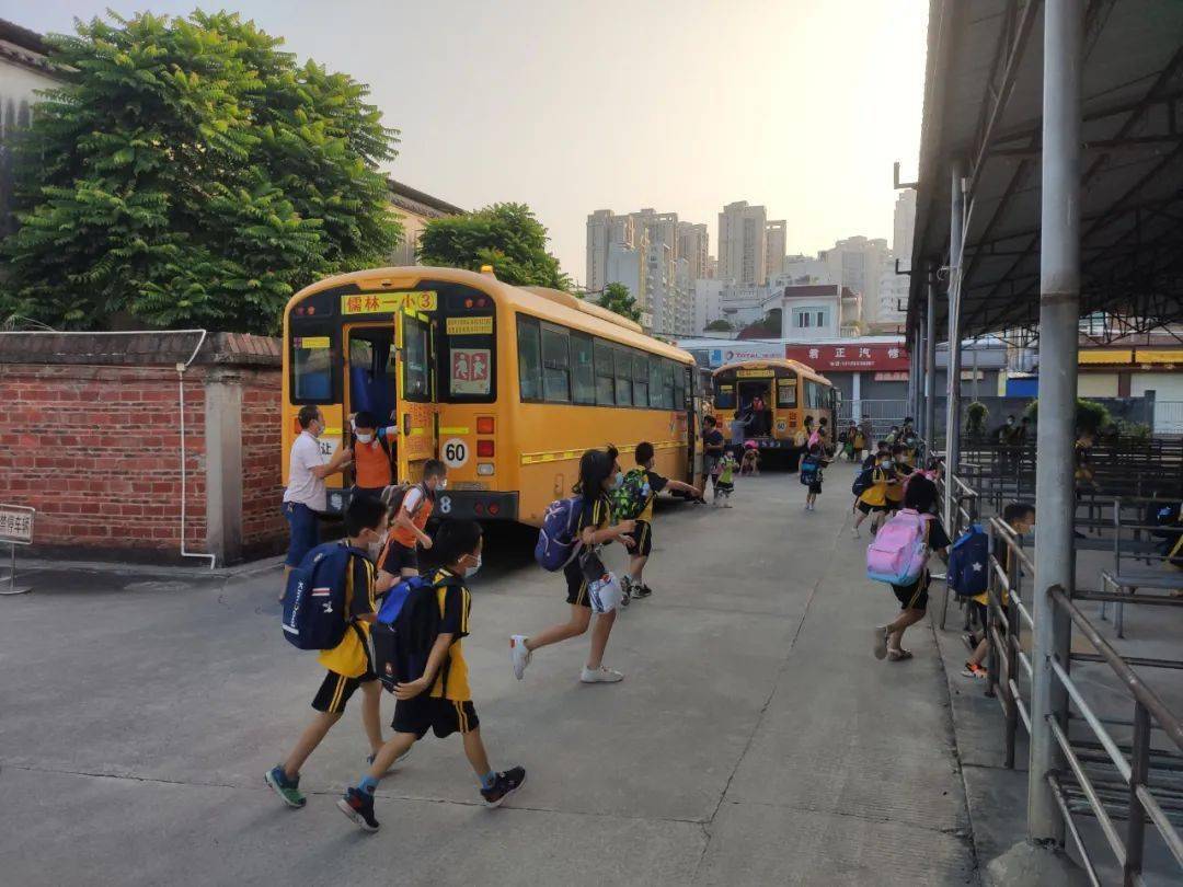 校車(chē)安全行 學(xué)生平安達(dá)