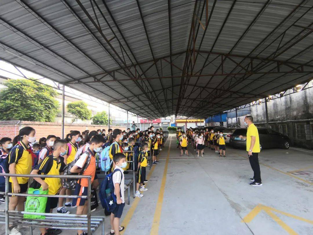 校車(chē)安全行 學(xué)生平安達(dá)