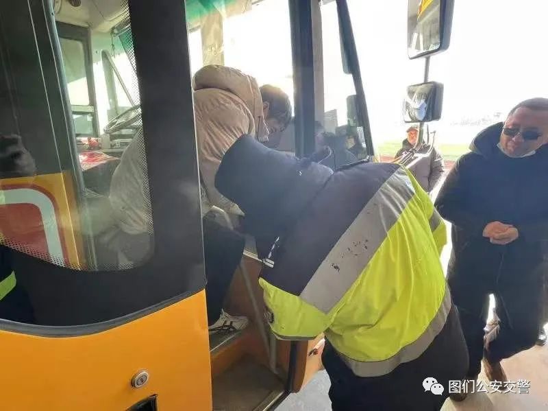 圖們公安交警檢查校車運行安全情況