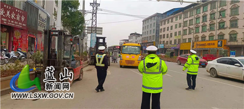 藍(lán)山:加強路面執(zhí)法監(jiān)管保障校車運行安全 b5cbf0c053c439602d19f58629a99df.jpg