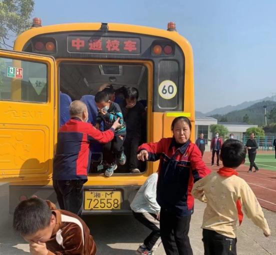 雙牌：開(kāi)展校車應(yīng)急演練確保師生乘車安全