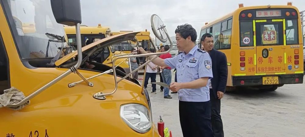 昭陽交警二大隊持續(xù)開展校車安全大檢查 為平安上學路“保駕護航”