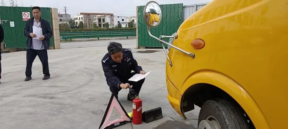 昭陽交警二大隊持續(xù)開展校車安全大檢查 為平安上學路“保駕護航”