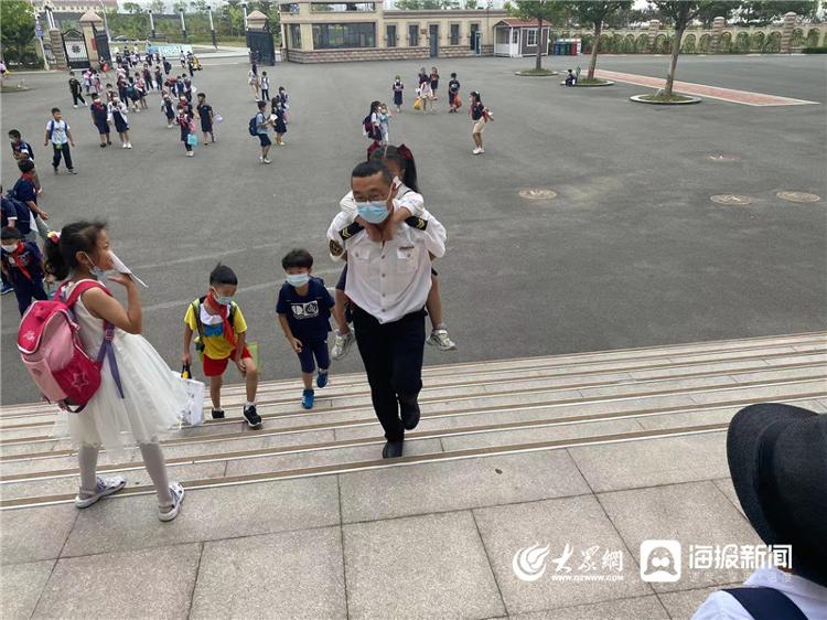 青島溫馨校車：親情服務(wù) 十米車廂里的守護(hù)