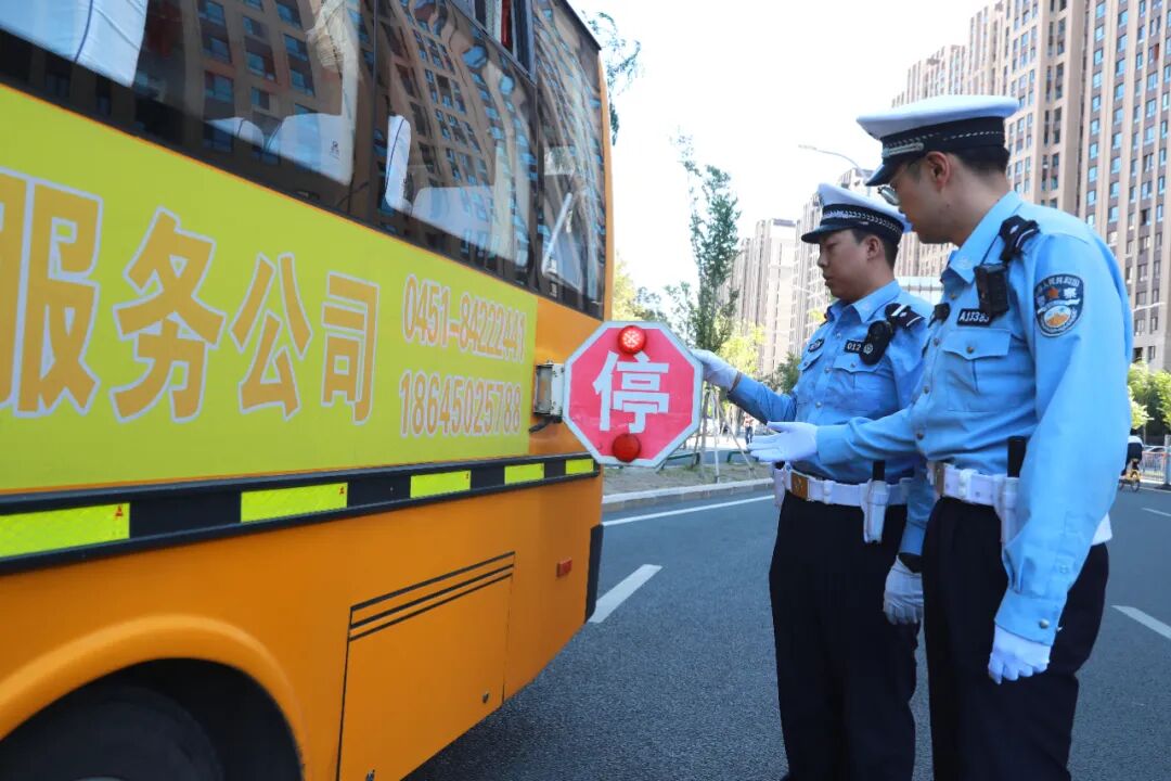 全面排查除隱患 擰緊校車“安全閥”——冰城交管部門深入開展校車安全檢查工作 圖片